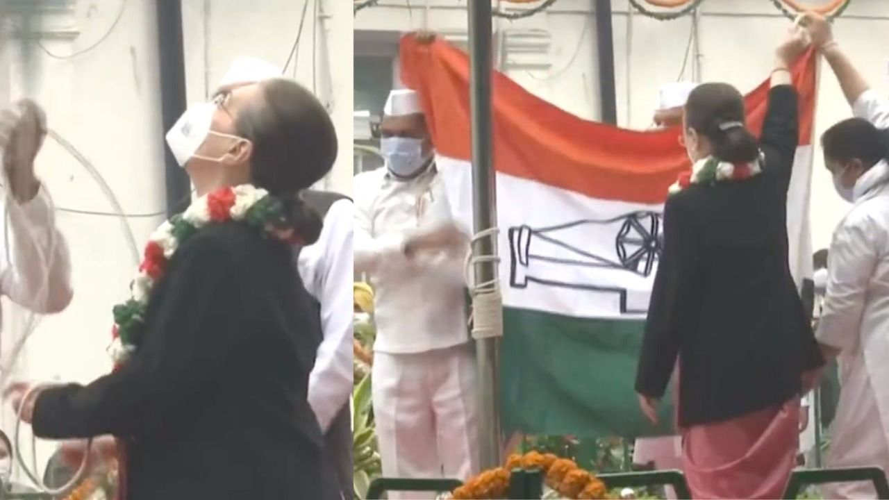 Congress flag falls as Sonia Gandhi tries to unfurl it on party foundation day