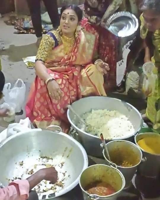 West Bengal woman serves leftover wedding food to needy, Internet lauds