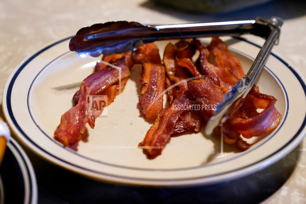 California grocers want to delay bacon law