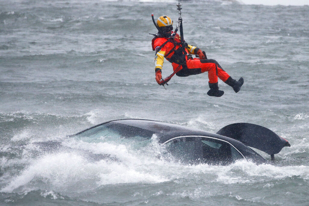 Coast Guard diver pulls body from car above Niagara Falls