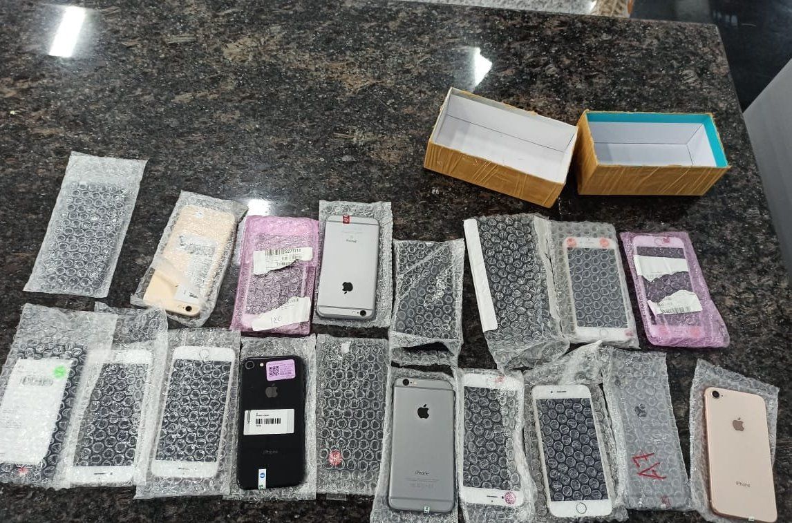Smuggled iPhones, gold chains worth Rs 10.09 lakh seized at Kozhikode airport