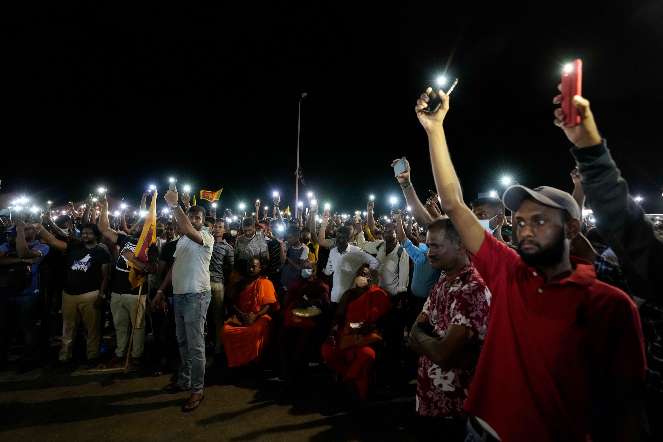 Sri Lankan university students mob PM Mahinda Rajapaksa’s home over economic crisis