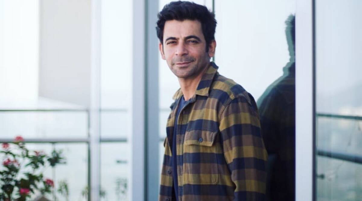Sunil Grover discharged from hospital, greets paparazzi while getting into his car
