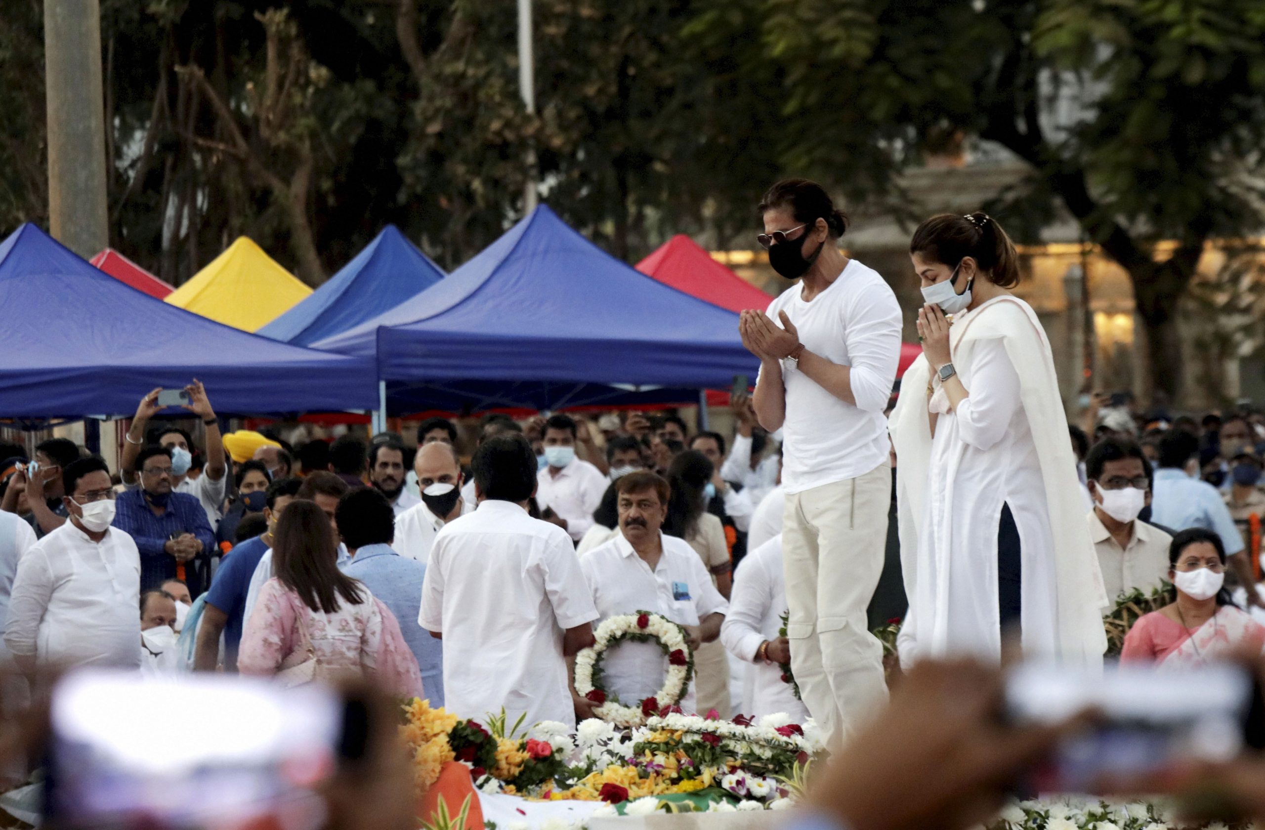 Shah Rukh Khan raises hands in dua at Lata Mangeshkar’s funeral, fans say he won their hearts | Watch