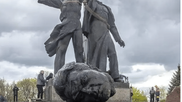 Kyivs friendship monument from Soviets dismantled