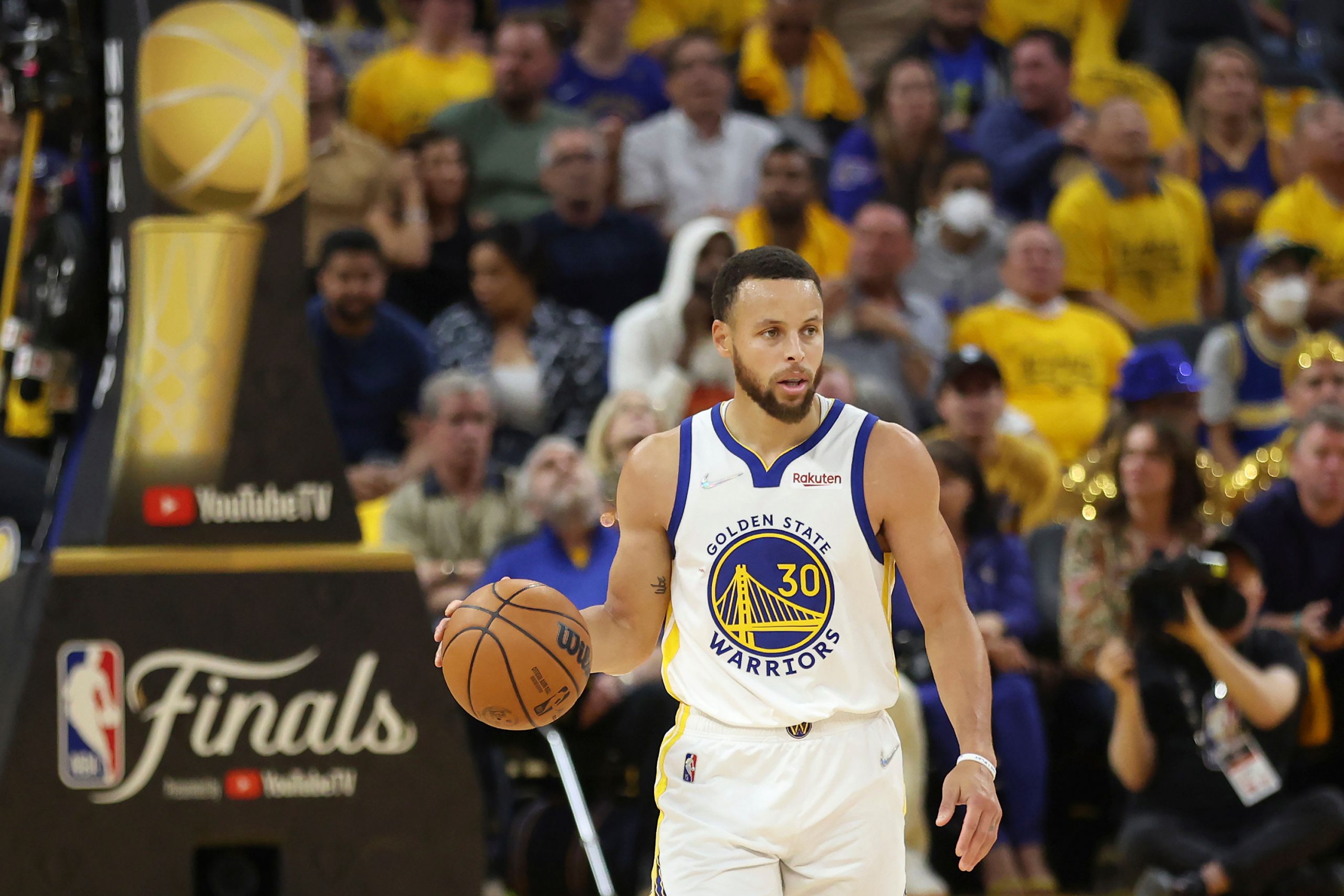 NBA Finals: Stephen Curry resets 3-pointer streak with flawless shot