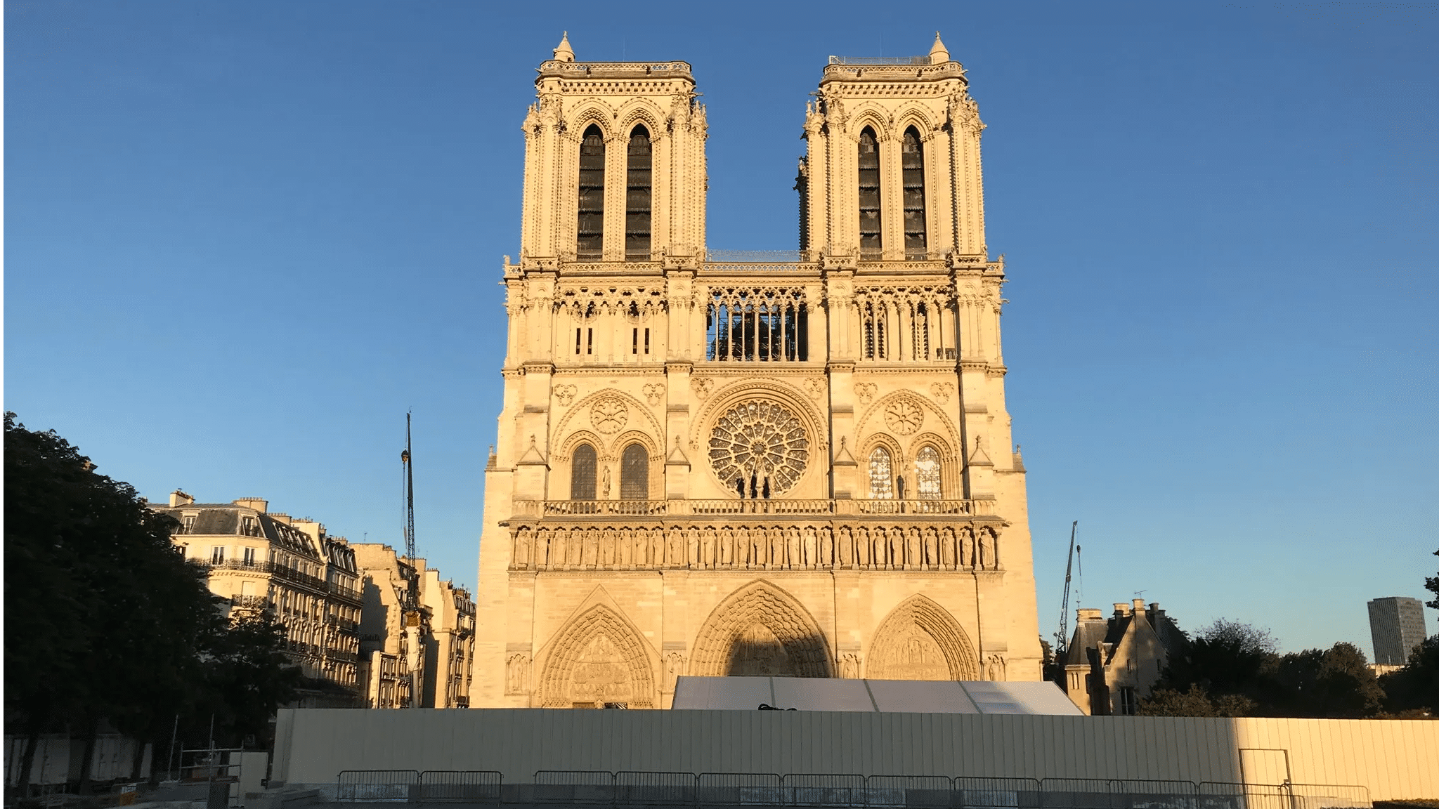 Notre-Dame’s square closed over lead pollution risks