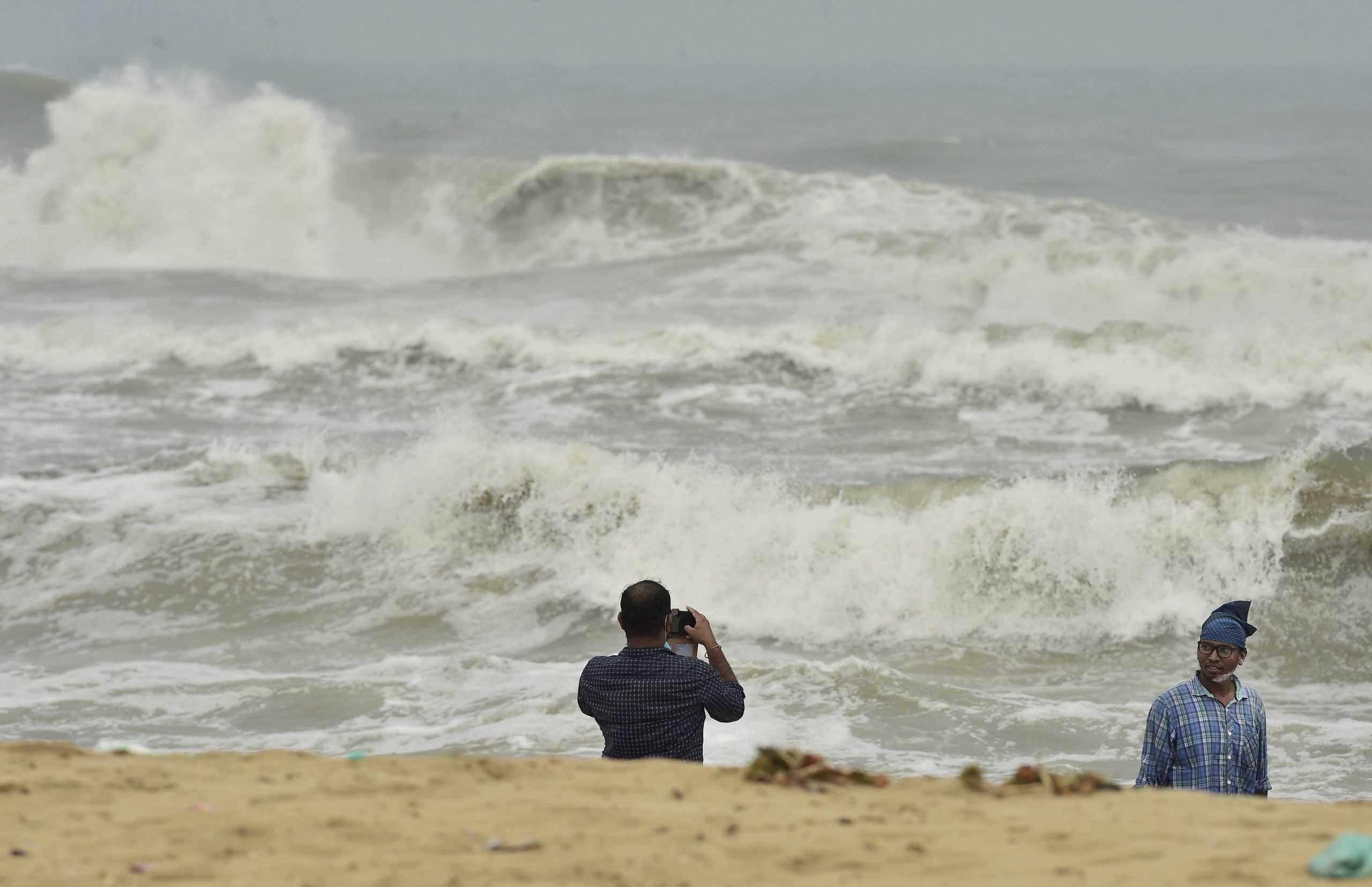 Flights and trains cancelled as Tamil Nadu, Puducherry prepare for cyclone Nivar