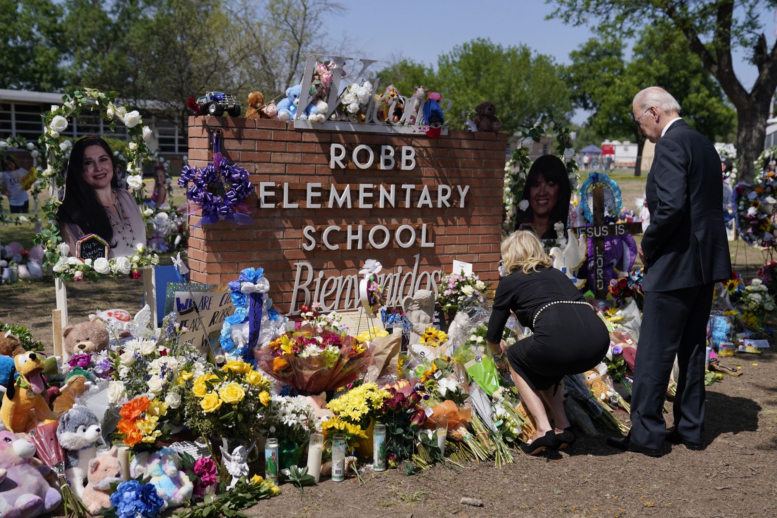 A father’s anguish outside Texas school while shooting unfolded