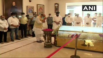 Political leaders, relatives pay last tributes to Amar Singh