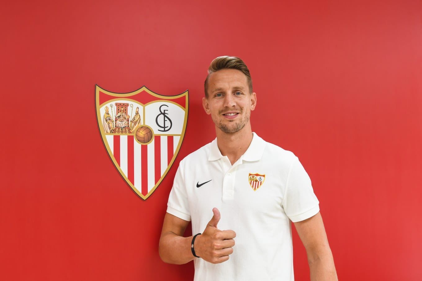 Who is Luuk de Jong, the reported new signing of FC Barcelona?