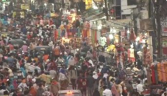 Watch: Nagpur’s Sitabuldi market packed with shoppers as Maharashtra reports 15k new COVID-19 cases
