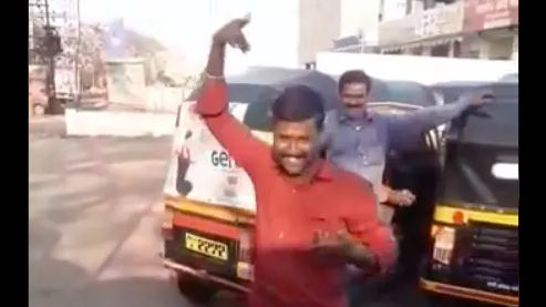 Watch | Auto driver’s Lavani performance on Pune streets has netizens hooked