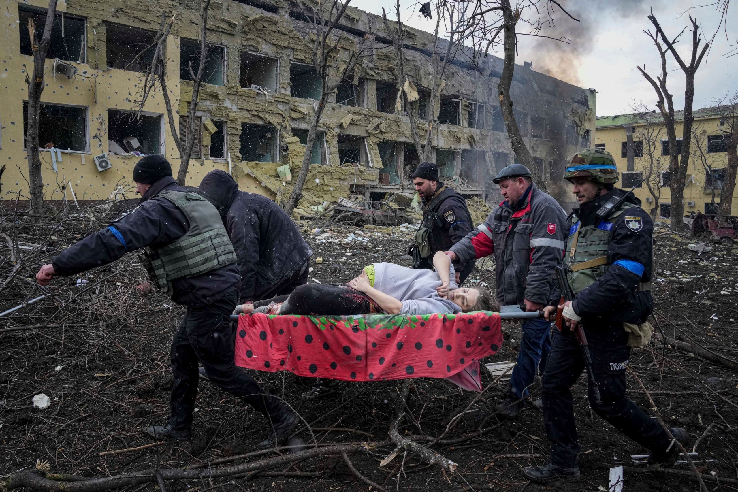 Red Cross attempts to move to Mariupol in Ukraine with humanitarian aid