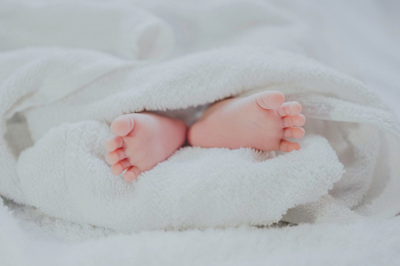 Newborn found abandoned in cardboard box with ‘please help me’ note