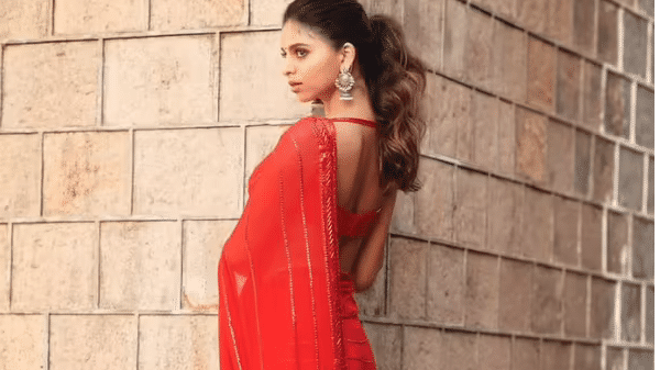 Suhana Khan wears Manish Malhotra-designed red saree, Gauri Khan reacts