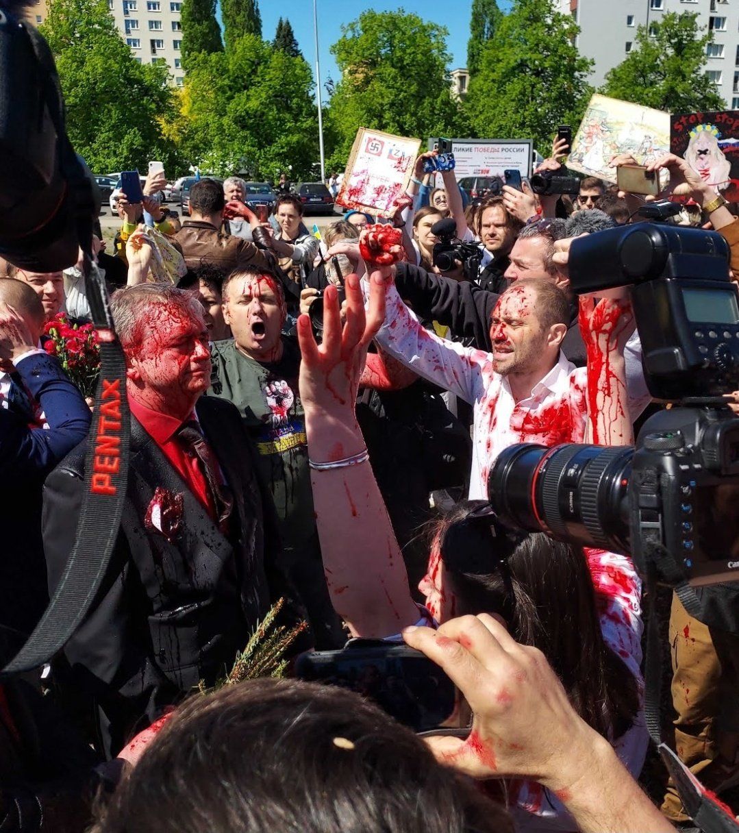 Russian diplomat Sergey Andreev smeared with red paint by protestors. Watch