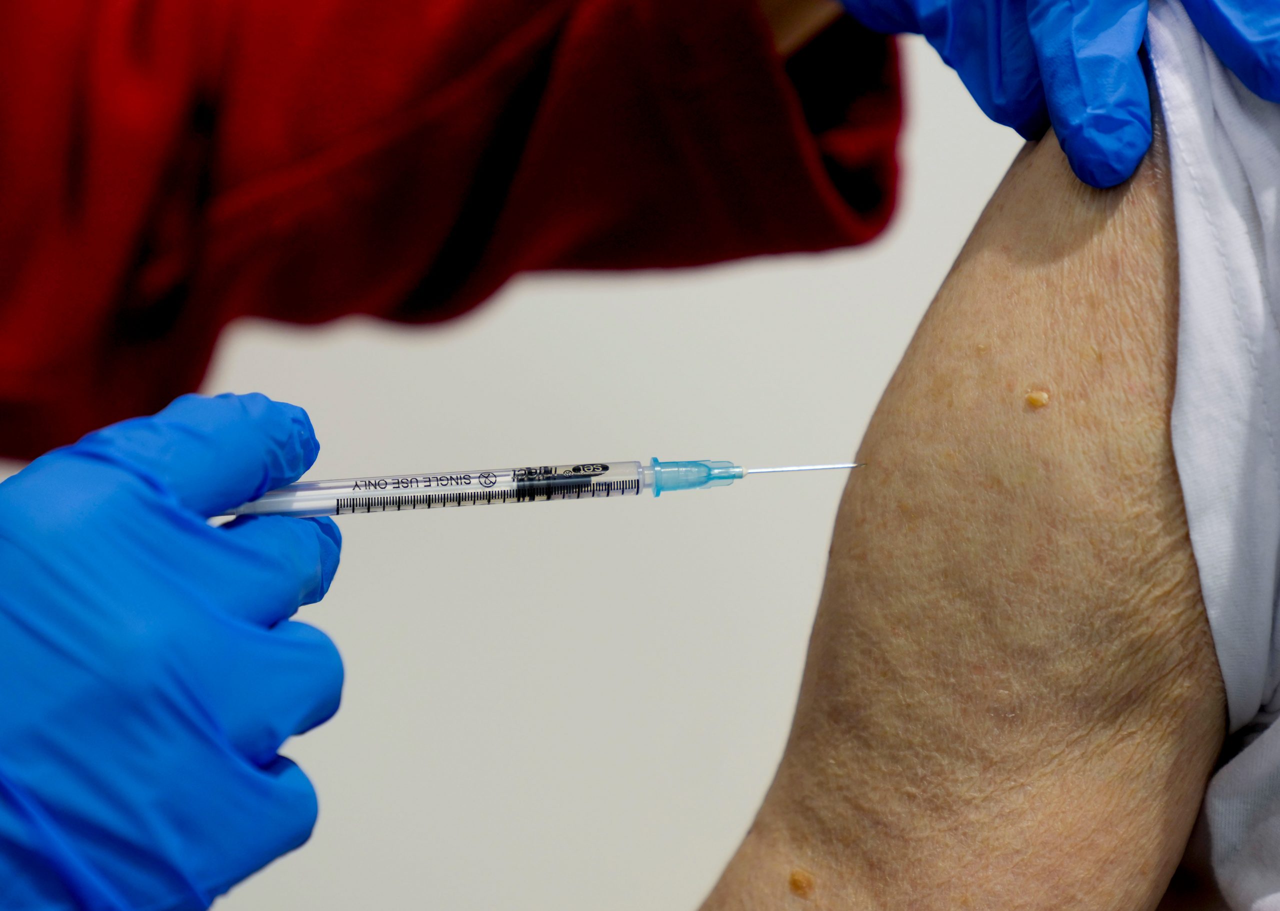 German gets 90 COVID-19 vaccine doses to sell forged passes