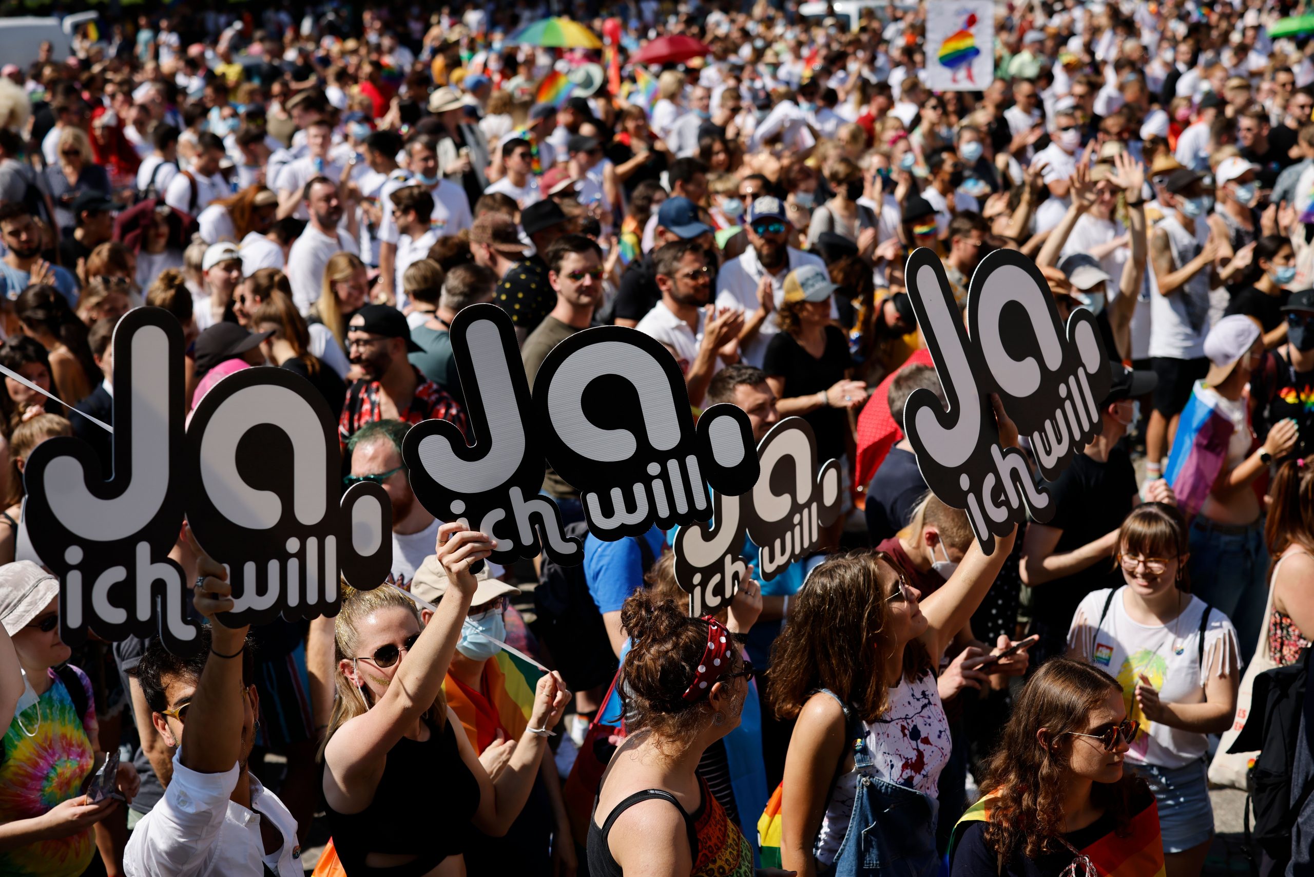 Tens of thousands protest for gay marriage in Switzerland