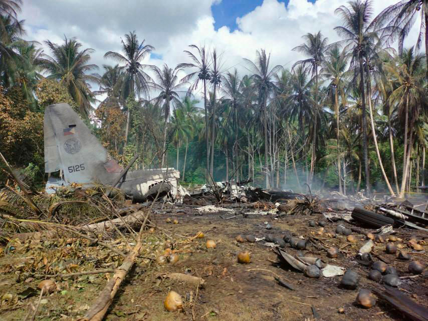 Survivours jumped out before aircraft crashed in Philippines, witnesses say
