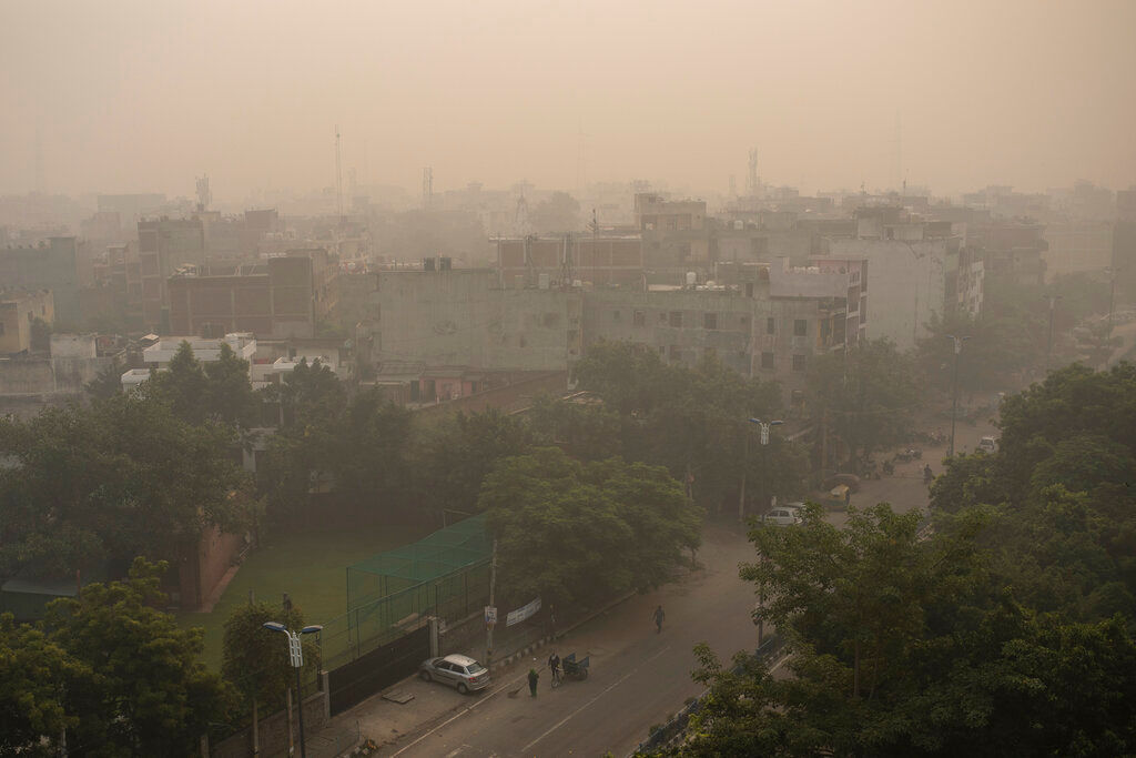 Smog chokes Delhi as air pollution levels soar