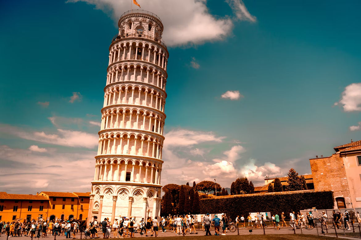 Amazon Quiz: This famous monument is located in which country?