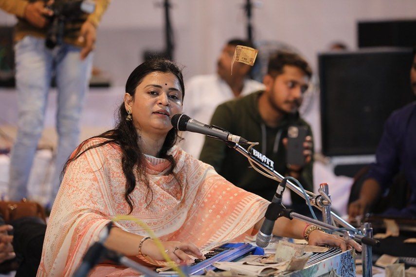Singer Urvashi Radadiya showered with bucket full of cash while performing