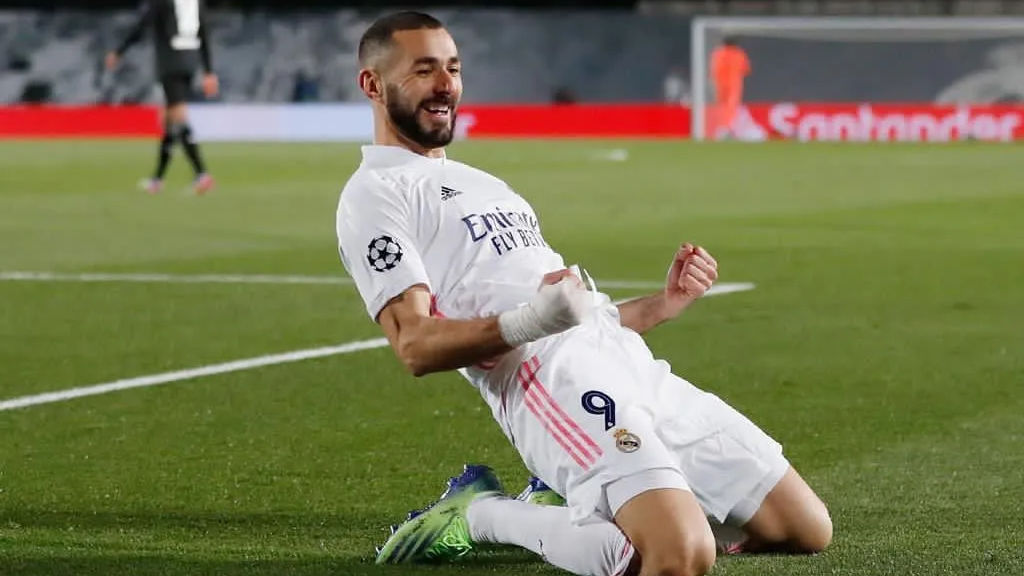 Benzema star as Real Madrid cruise into Champions League knockouts