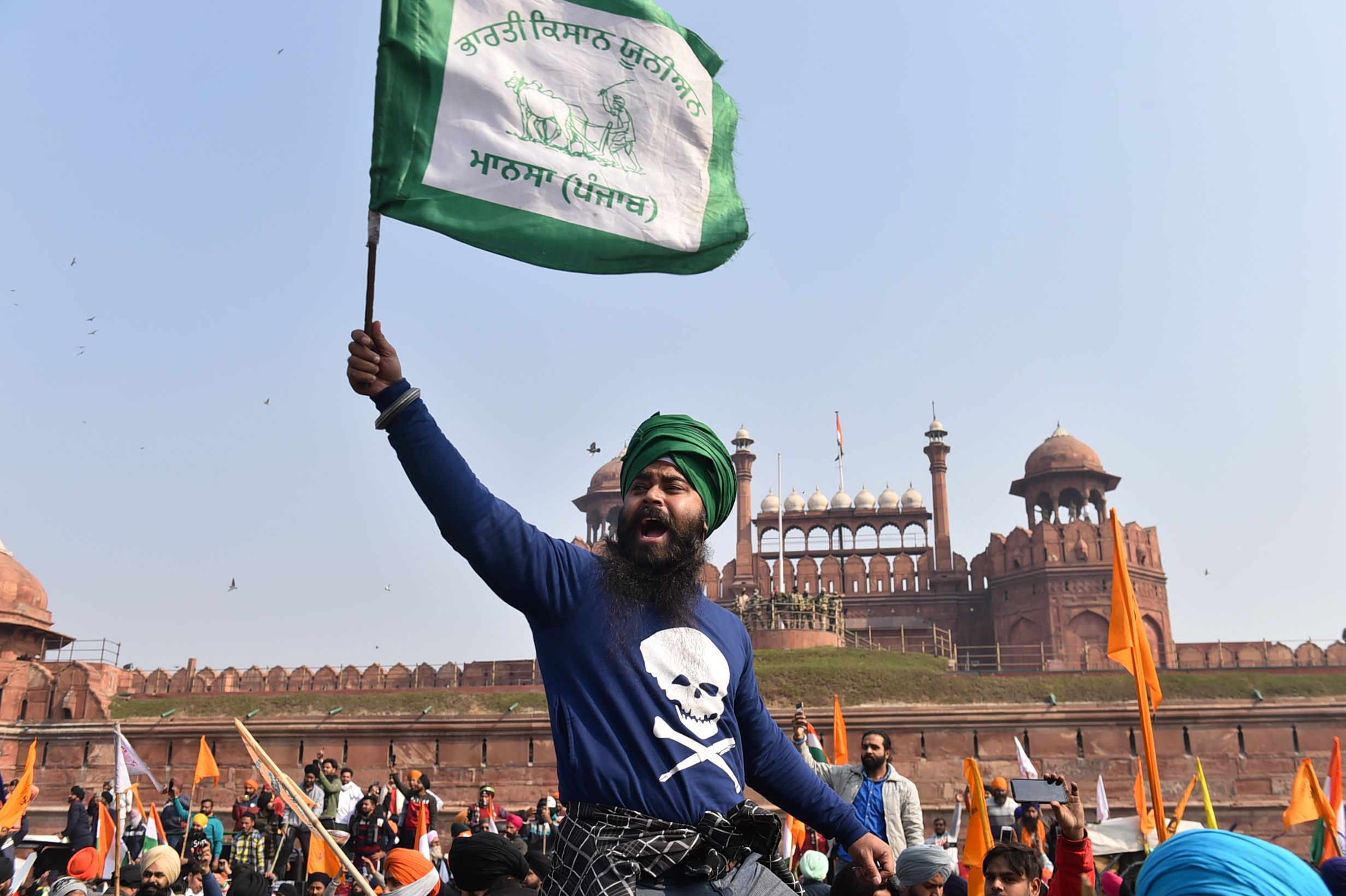 Did farmers hoist a Khalistani flag at Red Fort on Republic Day?