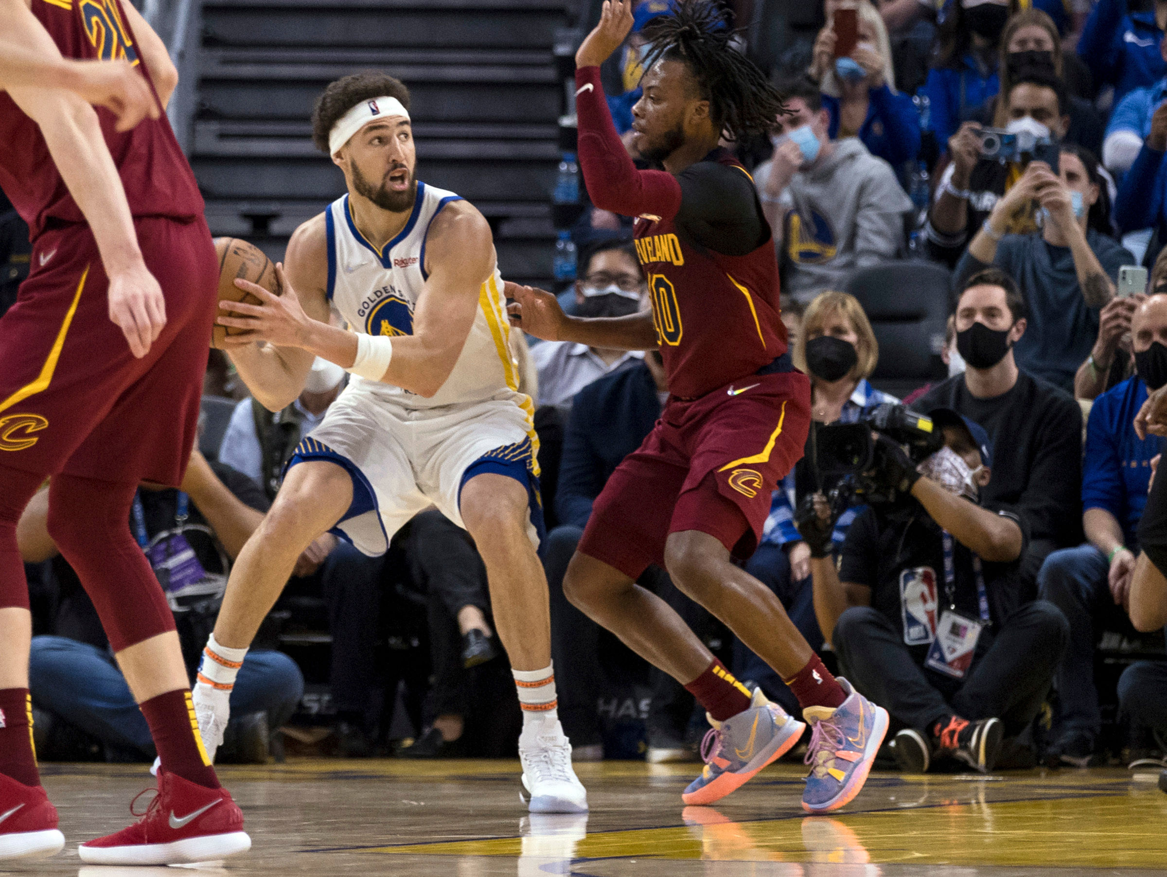 NBA: Thompson scores 17 in return as Warriors beat Cavaliers 96-82