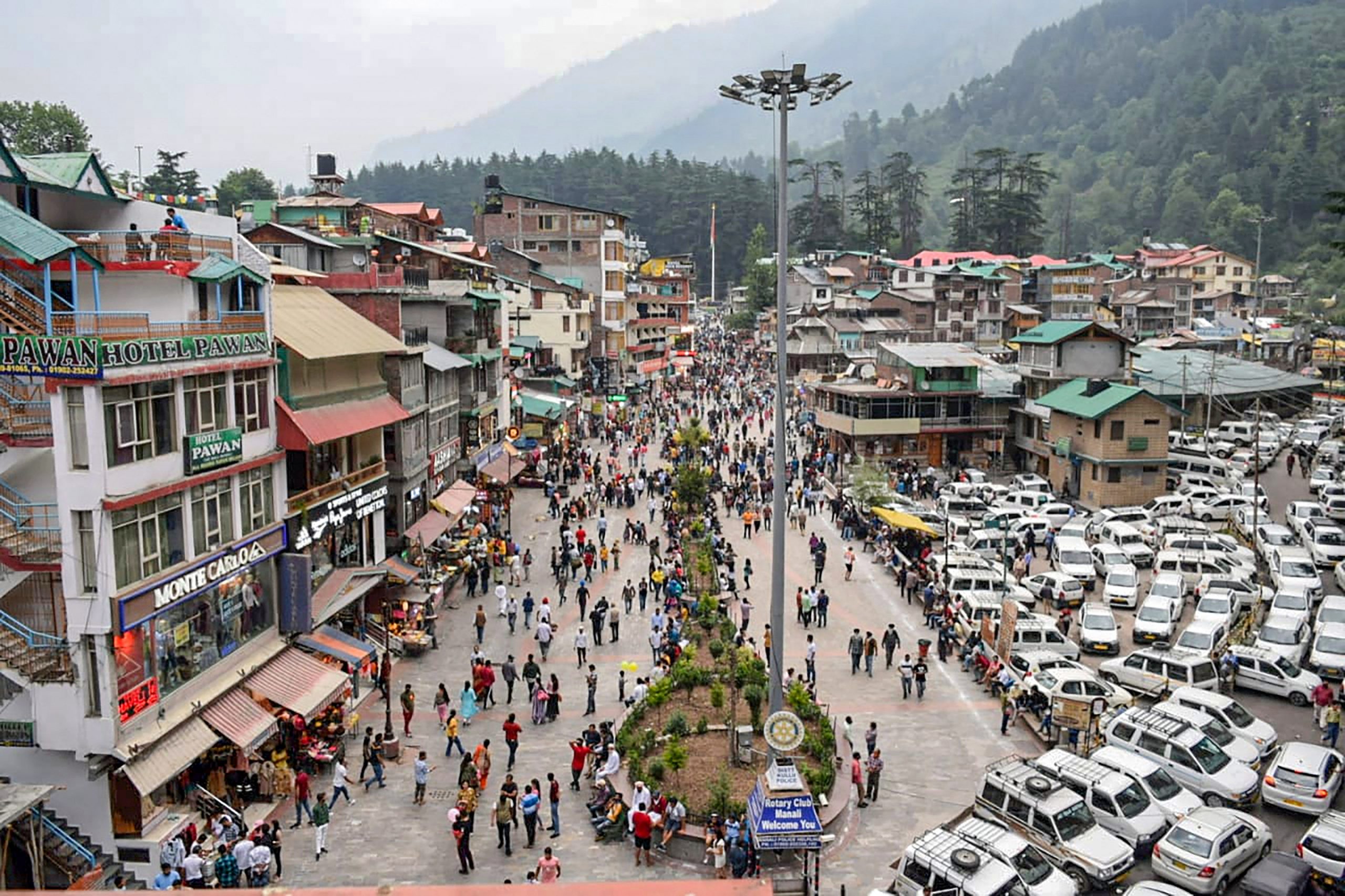 ‘3rd COVID wave be like…’: Twitter users react as tourists throng Manali