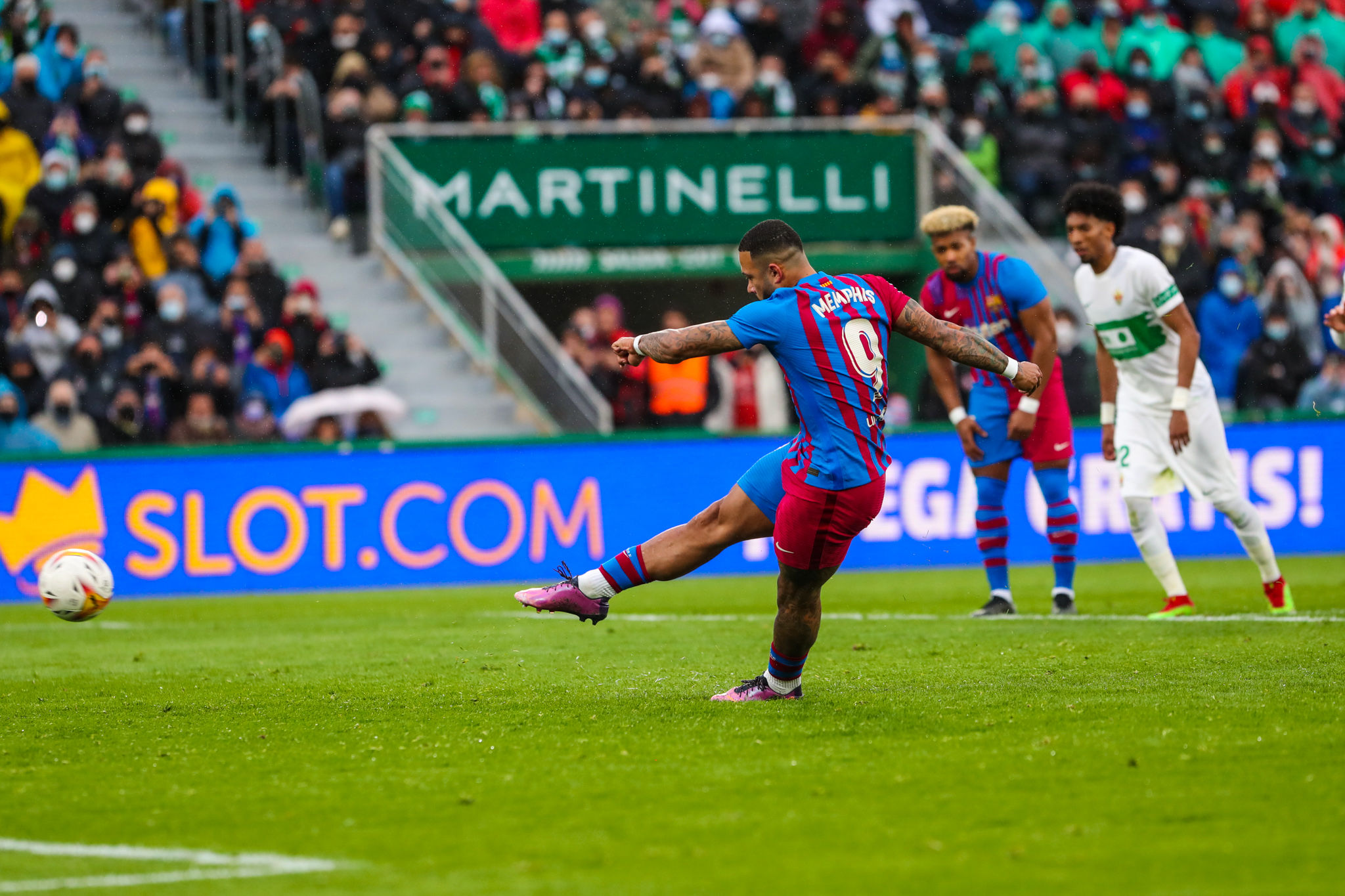 Ferran Torres, Memphis Depay score as Barcelona beat Elche 2-1 in away game