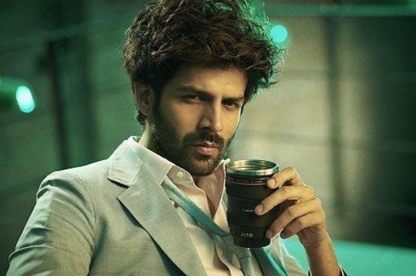 Kartik Aaryan shares his new avatar with poster of Captain India