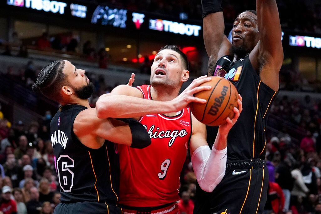 NBA: Kyle Lowry scores 19 points, Miami Heat beat Chicago Bulls 107-104