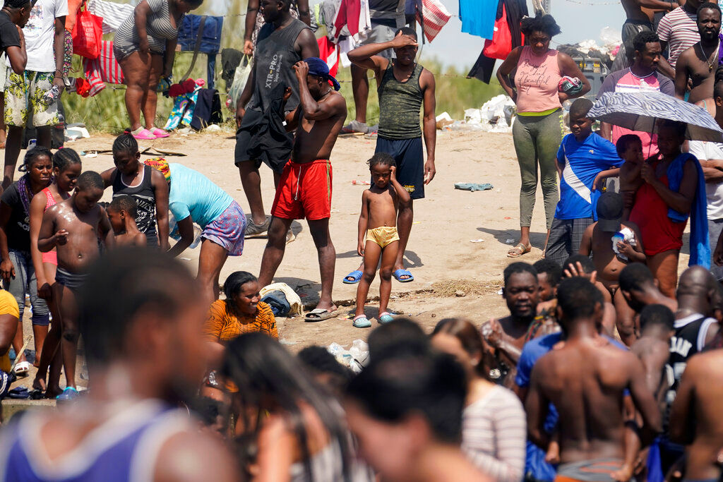US closes part of Texas border, begins flying Haitian migrants home