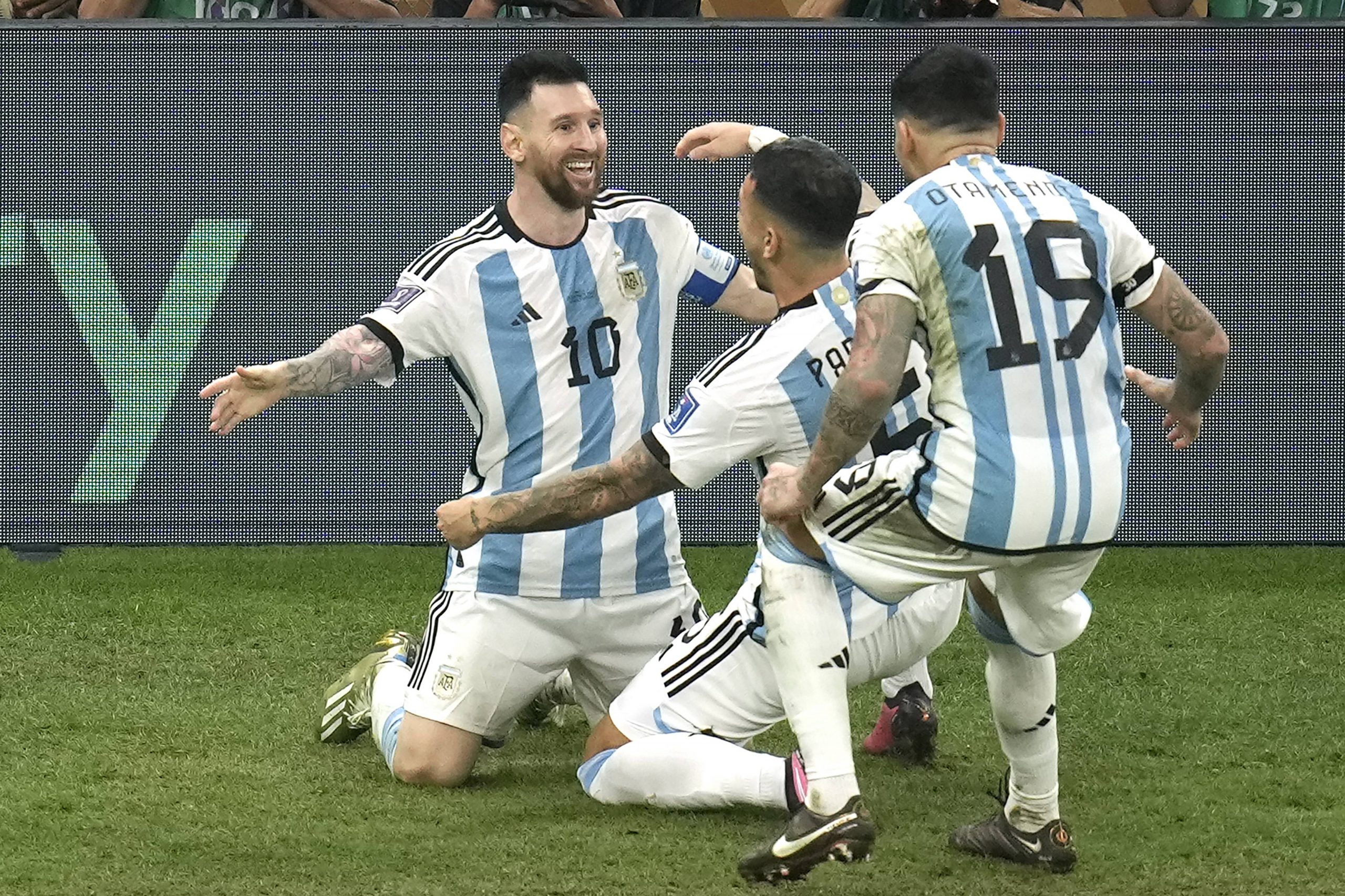 Lionel Messi drops to his knees, bursts into tears the moment Argentina wins World Cup: Watch