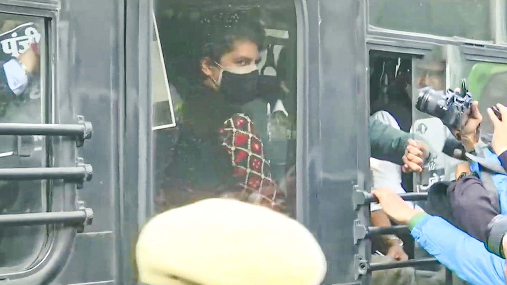 Priyanka Gandhi, other Congress leaders detained while on way to Rashtrapati Bhavan to protest farm laws