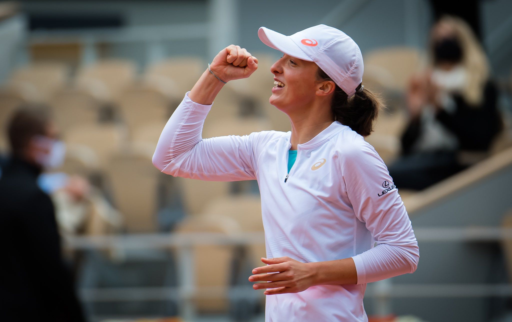 Iga Swiatek serene as questions linger over French Open rivals