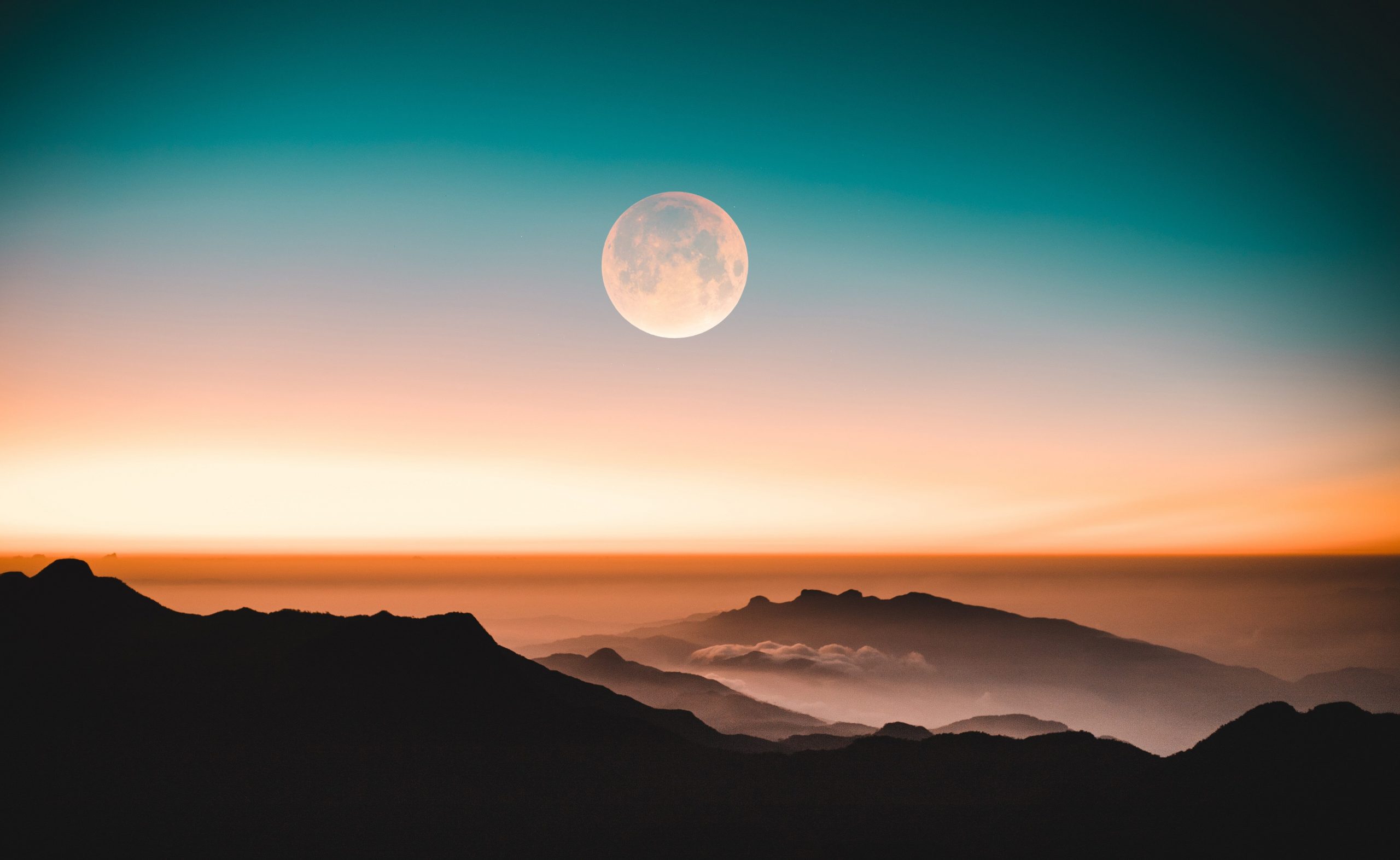 Why does the moon appear larger on horizon?