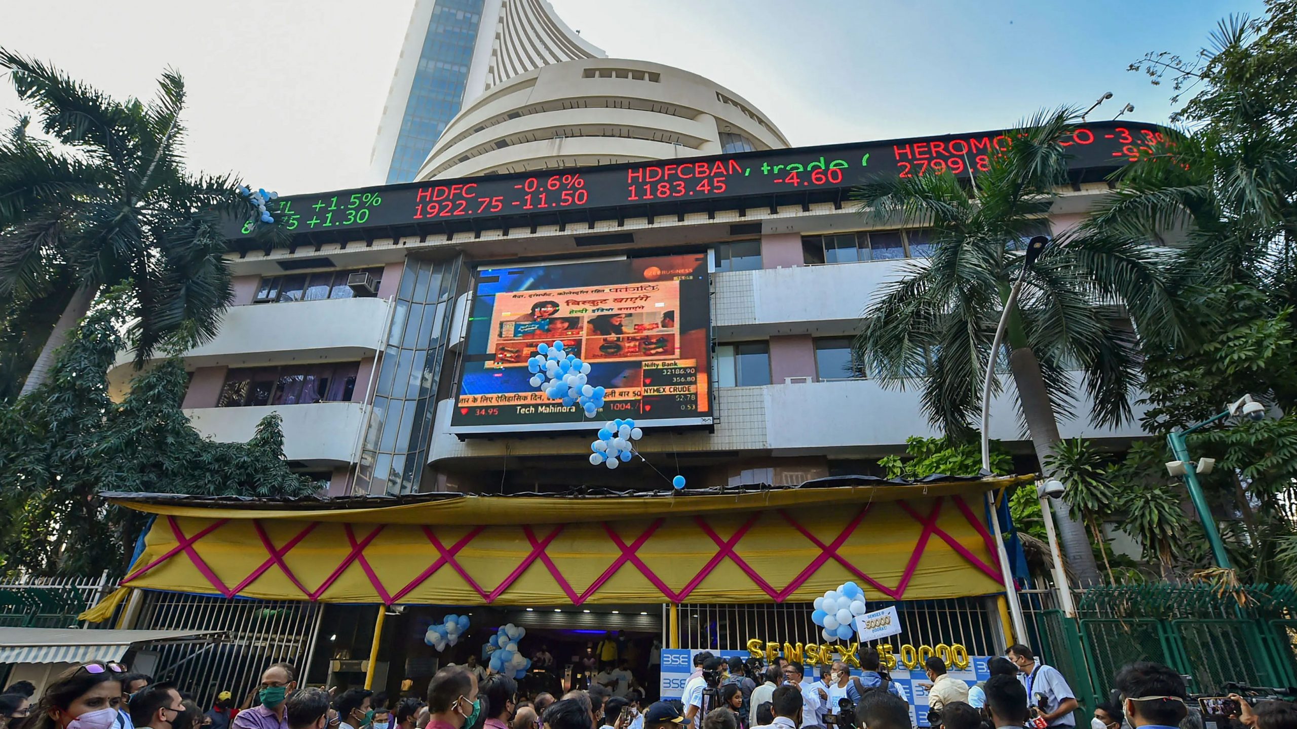 After scaling new peaks, Sensex, Nifty retreat; IT and banking stocks weigh