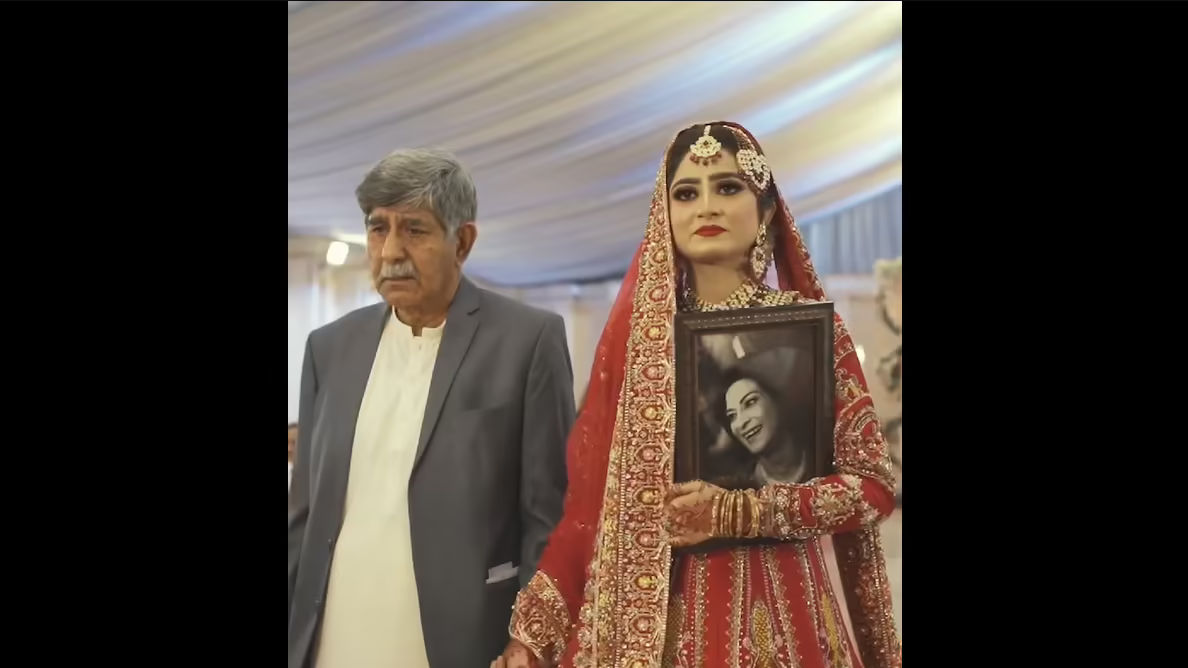 Watch | Bride enters wedding holding picture of her late mother, internet tears up