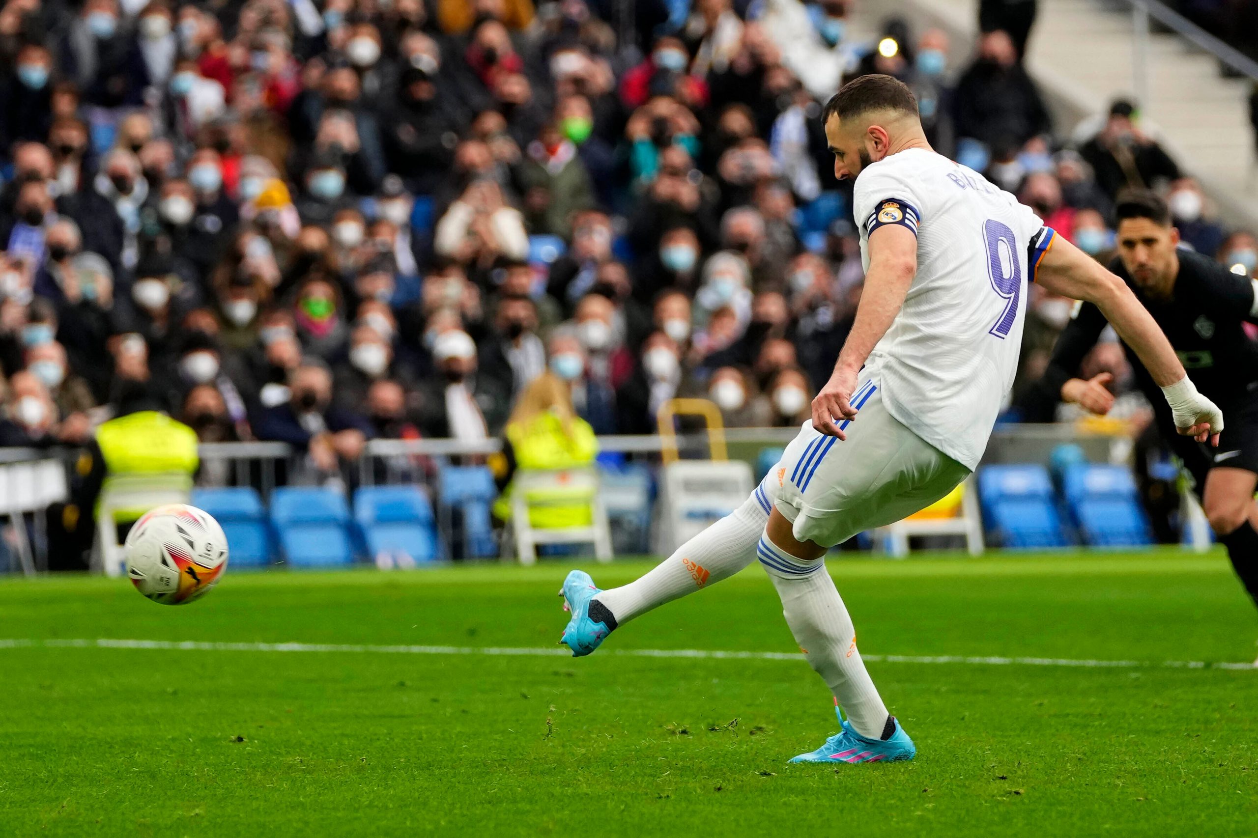 Bad day for Benzema: Missed penalty, injury, robbery plague Real Madrid striker