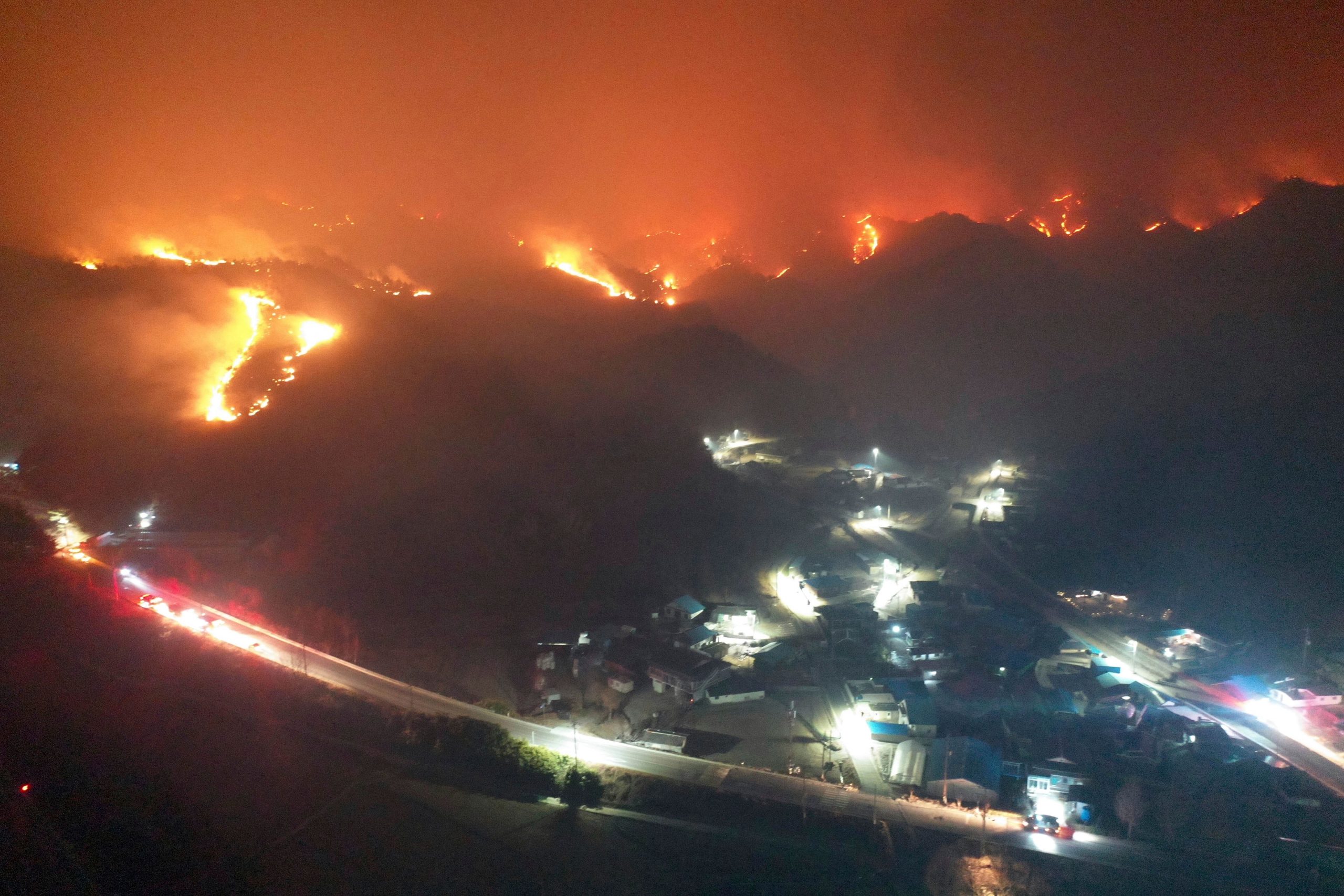 Wildfire in South Korea destroys 90 homes, forces 6,000 to flee