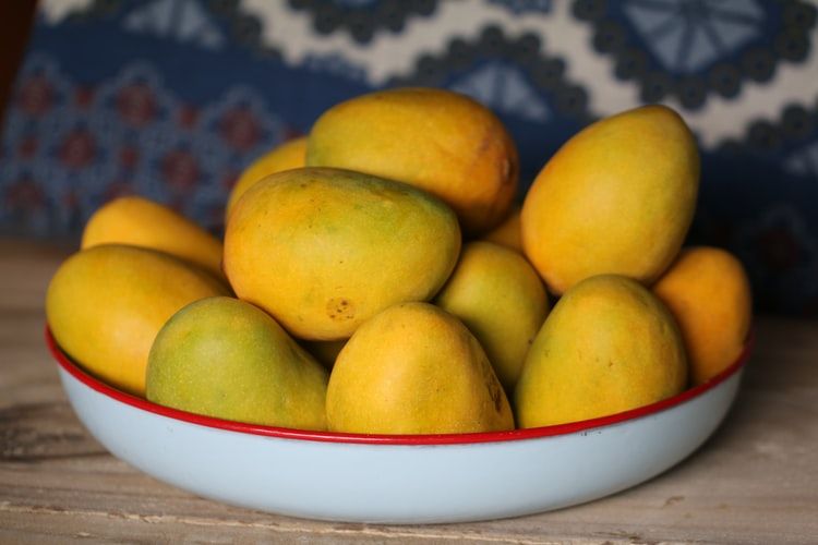 Is it safe to eat mango skin?