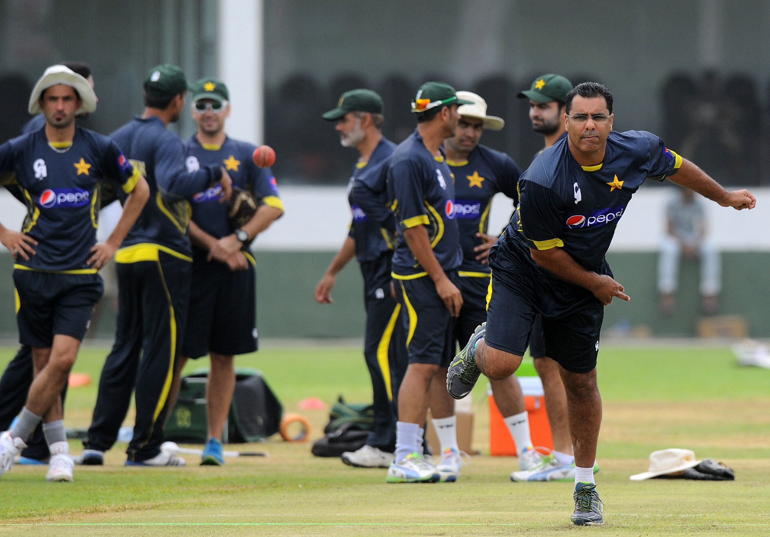 Waqar Younis used to cheat to get reverse swing, alleges Mohammad Asif