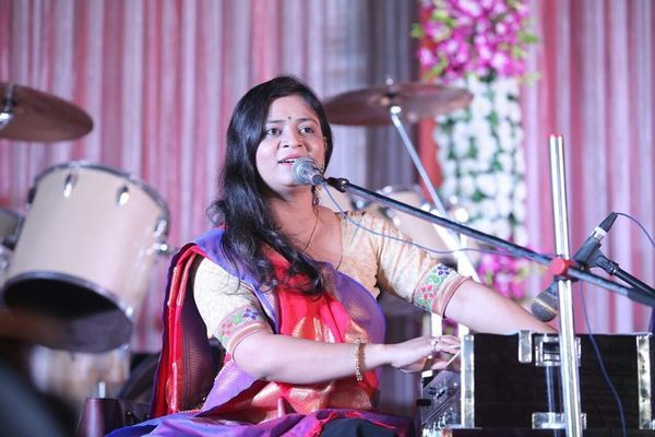 Gujarat’s daughter, who dreamed of becoming an IAS, is a famous singer today