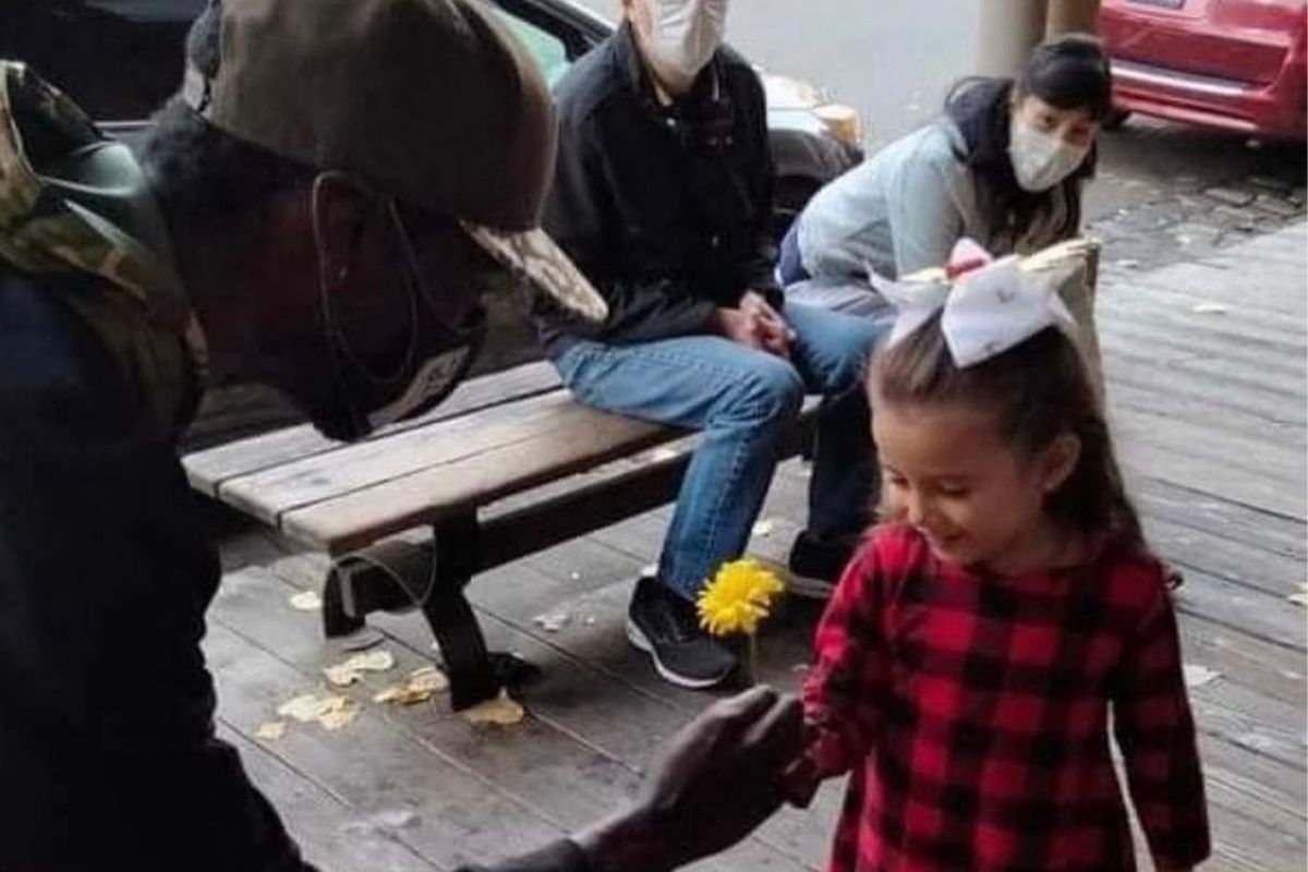 Photo of Tyre Nichols giving flower to little girl goes viral on social media, netizens say he ‘protected kids’