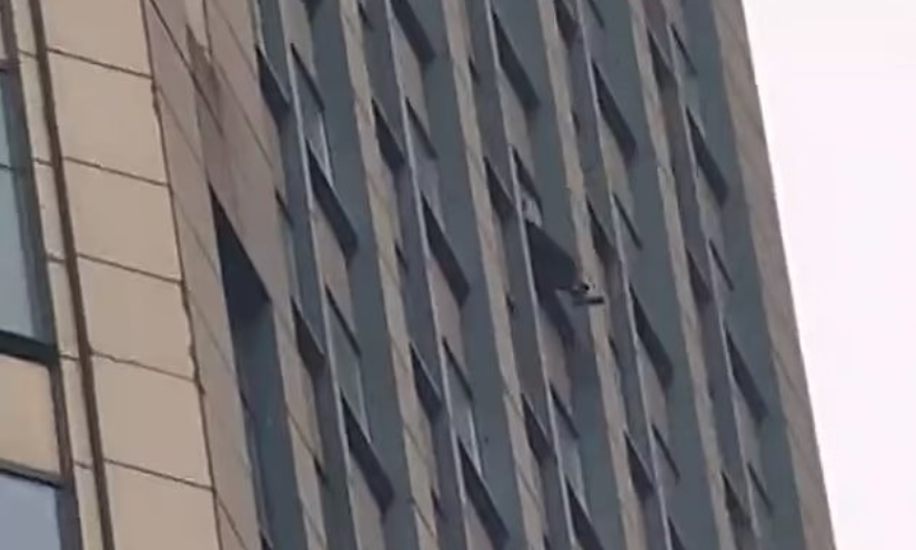 FBI suspect threatens to jump from 31st floor window of Manhattan skyscraper