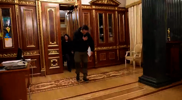 Orlando Bloom visits Ukraine, hand on heart gesture before shaking hands with Volodymyr Zelensky goes viral