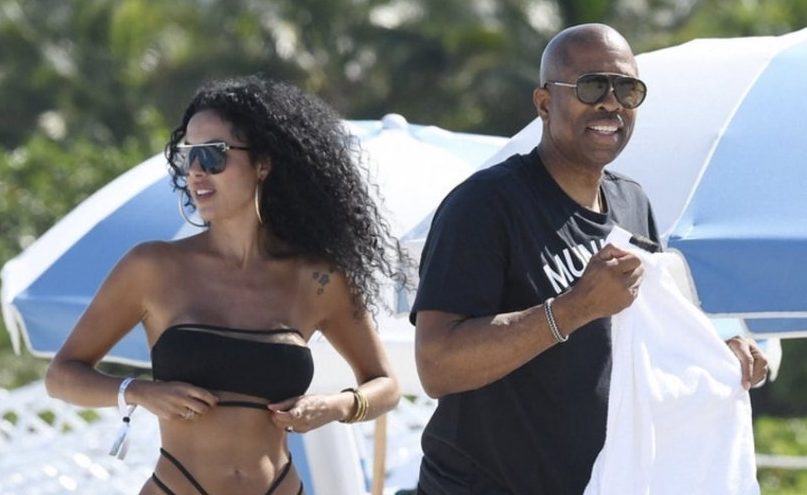 Kenny Smith hits the beach with rumored model girlfriend Aline Bernardes
